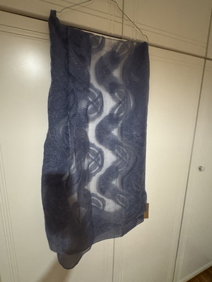 Scarf blue with pattern new with tags