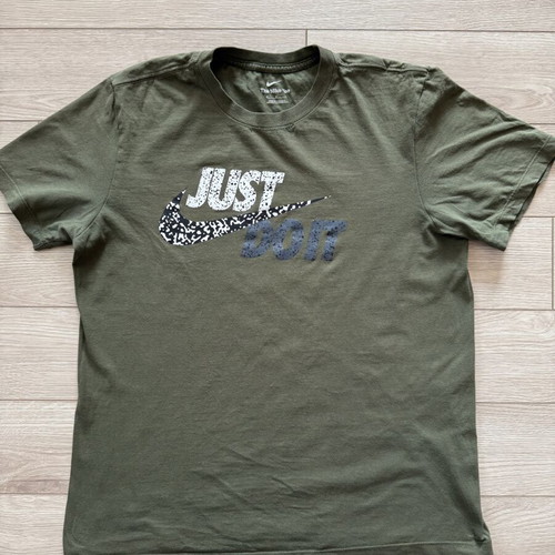 Nike Just Do It Safari Swoosh graphic T-shirt, men's M, olive green