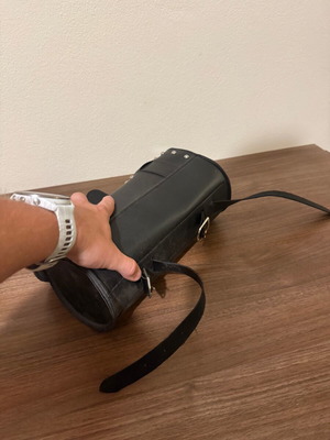 Δερμάτινη Πλαϊνή Τσάντα Μηχανής για Τσόπερ – Vintage Σχέδιο με Καρφιά