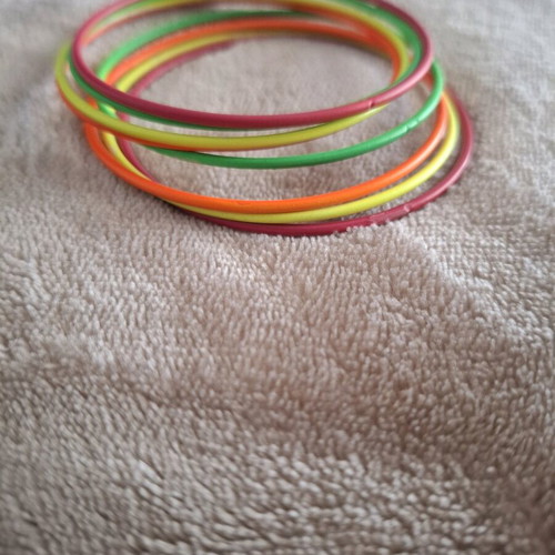 Set of 8 bangles like new in bright colors