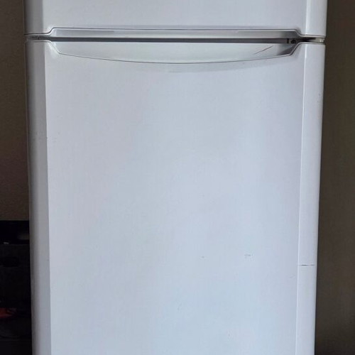 Indesit TAN 2 two-door refrigerator used with broken vegetable container