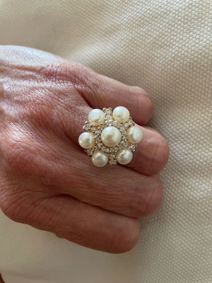 Silver ring with pearls and zirconia diamonds