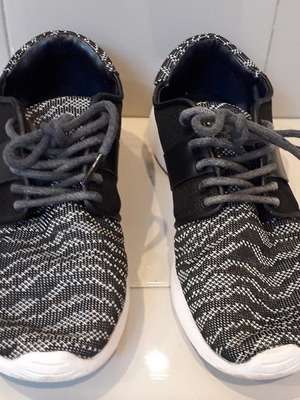 Αθλητικά γυναικεία Zara μαύρα μεταχειρισμένα No.37