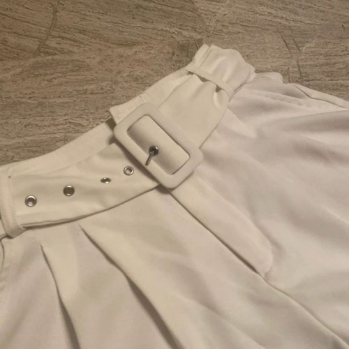 Stradivarius Shorts με ζώνη σαν καινούργια, άσπρα, μέγεθος S