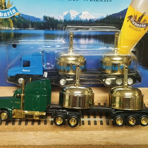 HO Scale Trucks like new, pack of 11 pieces