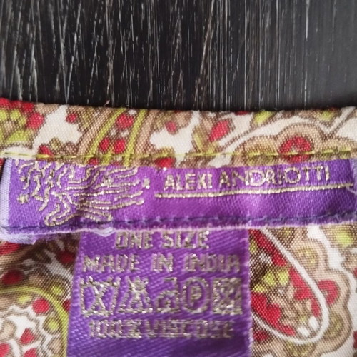 Kaftan with paisley pattern