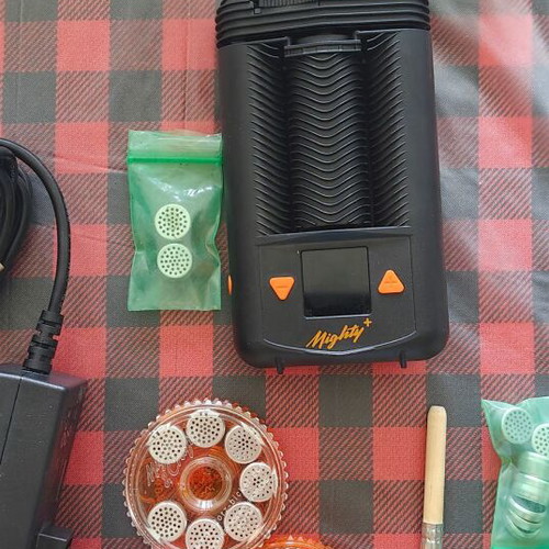 Mighty+Medic vaporizer like new with extra mesh capsules