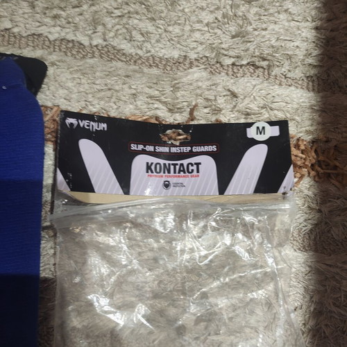 Venum shin guards size M like new, blue