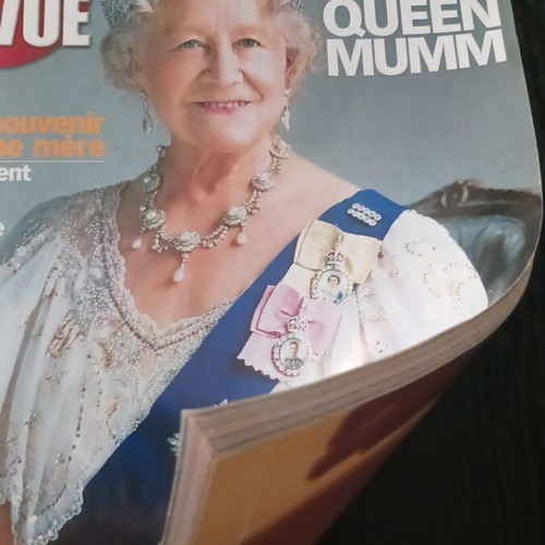 Royal Magazine Point de Vue April 2002 Adieu Queen Mumm