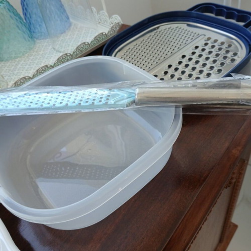 Set of 2 kitchen graters with container and zester, new