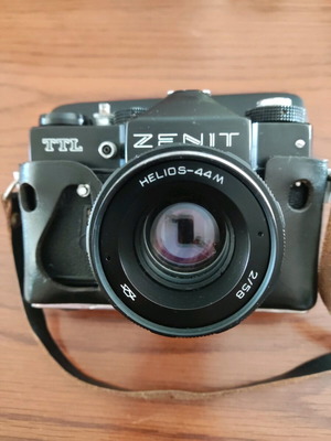 Zenit φωτογραφική μηχανή μεταχειρισμένη με φακό 35mm TTL Helios και φλας