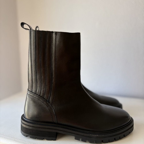 Black leather Chelsea ankle boots like new, size 42