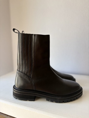 Black leather Chelsea ankle boots like new, size 42