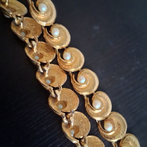 Vintage gold-tone necklace with pearls