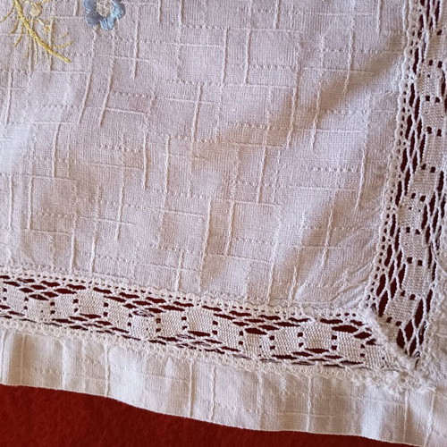 Linen set of three pieces like new with embroidery and lace