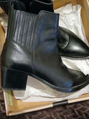 Leather ankle boots like new, size 39, black