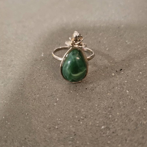 Ring with green iridescent stone new