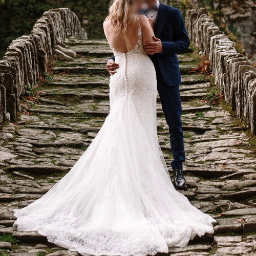 Justin Alexander Wedding Dress with Swarovski Crystals like new, size 8