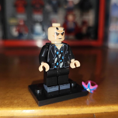 Thinker minifigure like new with base and mini Starro