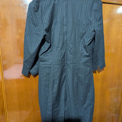 La chateau dress size large, like new, ideal for office