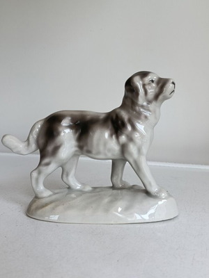 Porcelain dog figurine vintage, like new, made by Isida factory