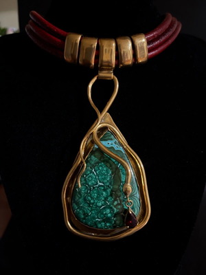 Handmade choker with red leather, brass, malachite and garnet new