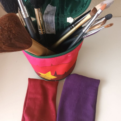 Apivita makeup brush set with 12 brushes and 2 headbands