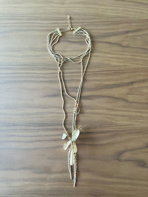 Zara gold necklace with chain and flower like new