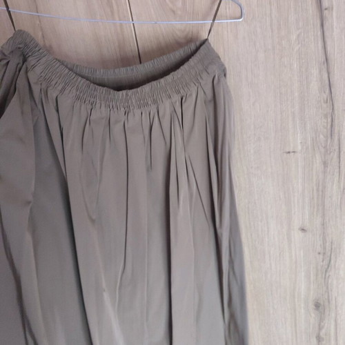 Zara khaki skirt like new, wide fit with pockets and elastic waist