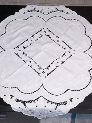 Cutwork tablecloth white like new