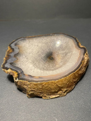 Τασάκι από φυσικό αχάτη geode μεταχειρισμένο με ημιδιαφάνεια