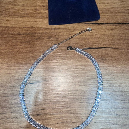 Swarovski necklace like new, gray