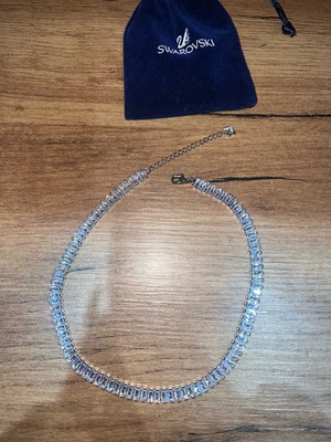 Swarovski necklace like new, gray