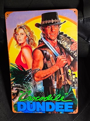Μεταλλική διακοσμητική πινακίδα Crocodile Dundee vintage, σαν καινούργιο