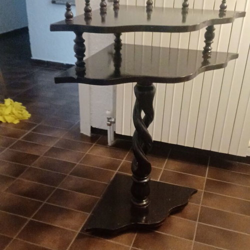 Corner coffee table like new with braided leg