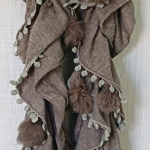 Brown scarf used with fur details