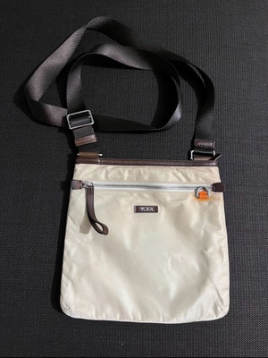 Tumi Crossbody τσάντα unisex μεταχειρισμένη, πολύ καλή κατάσταση, μπεζ/καφέ