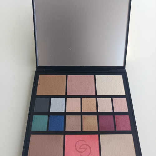 Giordani Gold Makeup Palette new with 12 eyeshadows, bronzer, blush
