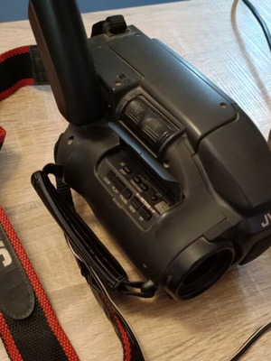 JVC GR-AX40 compact VHS-C βιντεοκάμερα μεταχειρισμένη, με τροφοδοτικό και μπαταρία