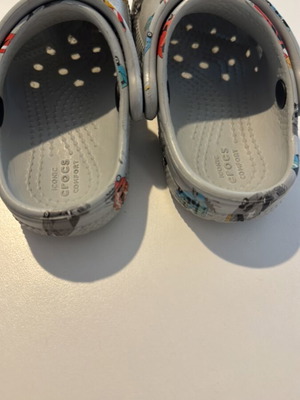 Crocs C7 used, grey with patterns
