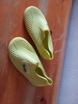 G&G Kids Beach Shoes Size 24 New