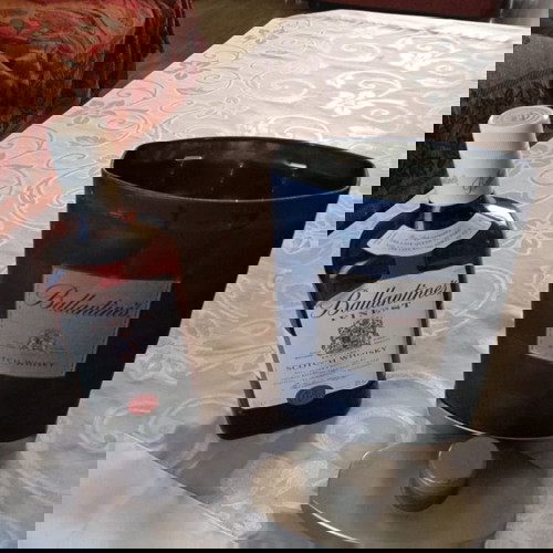 Ουίσκι Ballantines με μεταλλική θήκη καινούργιο πακέτο