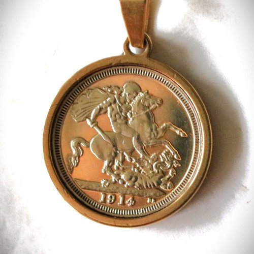 Pendant English Lira 24K gold plated King George in case wreath