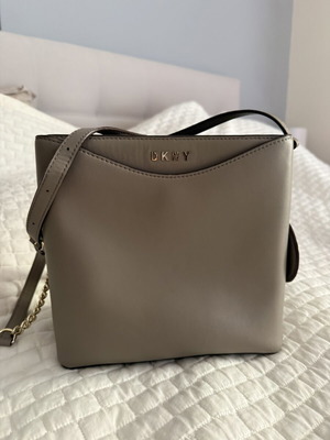DKNY leather bag, light grey, 3 inner pockets, shoulder and crossbody strap