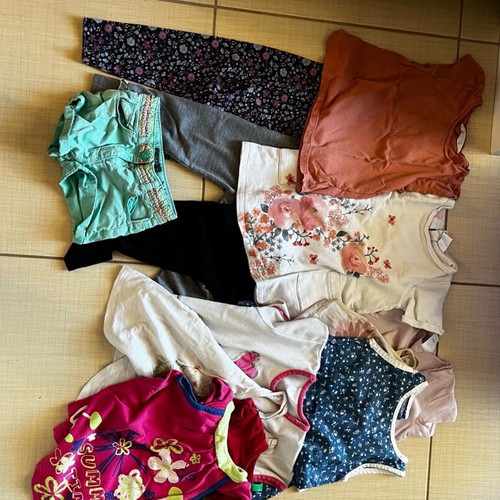 Clothing pack for 2-3 years like new, 8 tops, 3 pants, 1 shorts