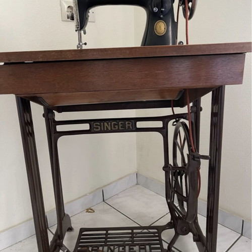Singer sewing machine new condition, collectible