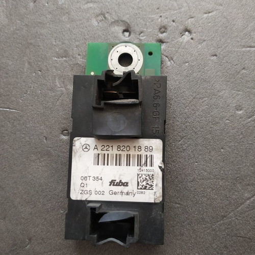 Antenna amplifier A221 820 18 89 for Mercedes-Benz S-Class sedan (W221) used