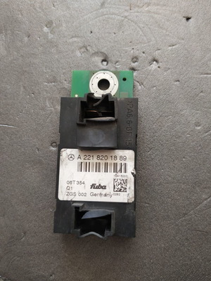 Antenna amplifier A221 820 18 89 for Mercedes-Benz S-Class sedan (W221) used