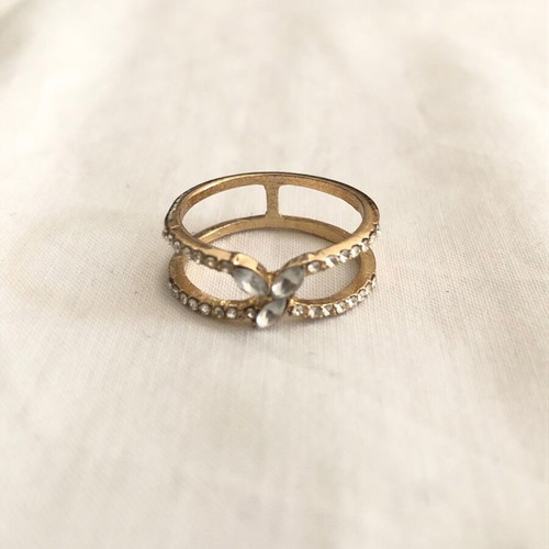 Ring with rhinestones like new, gold color