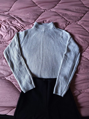 H&M Divided S White ribbed knitted turtleneck sweater like new